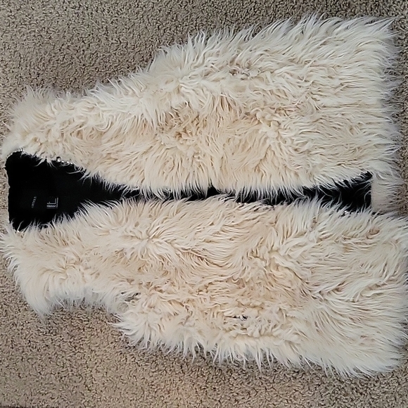 F21 furry vest - Picture 5 of 10